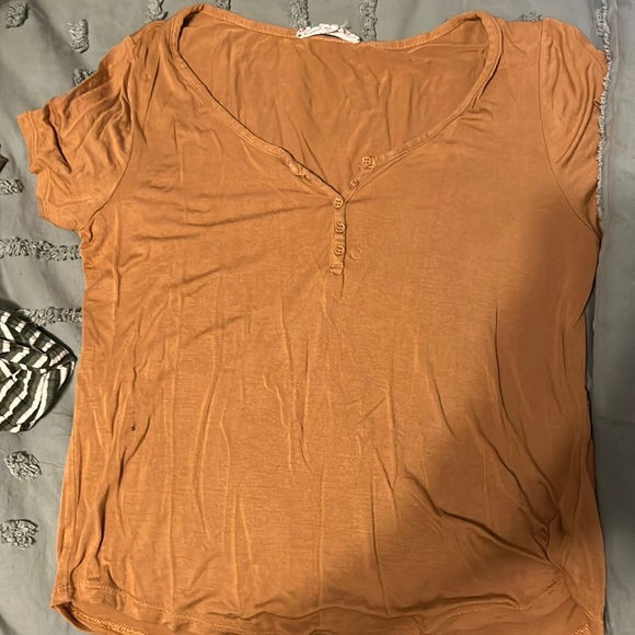Burnt orange top with buttons - Picture 1 of 1